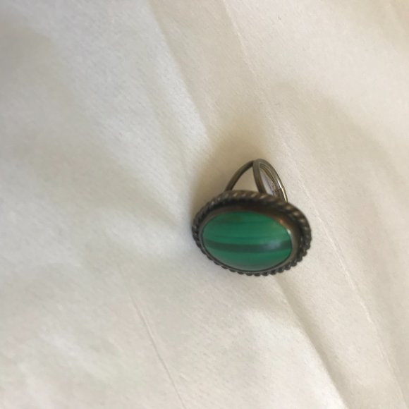 3/$15 Unique Vintage Metallic and Green Ring - Picture 3 of 3
